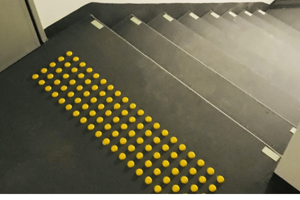 faixa de sinalização visual para degraus de escada