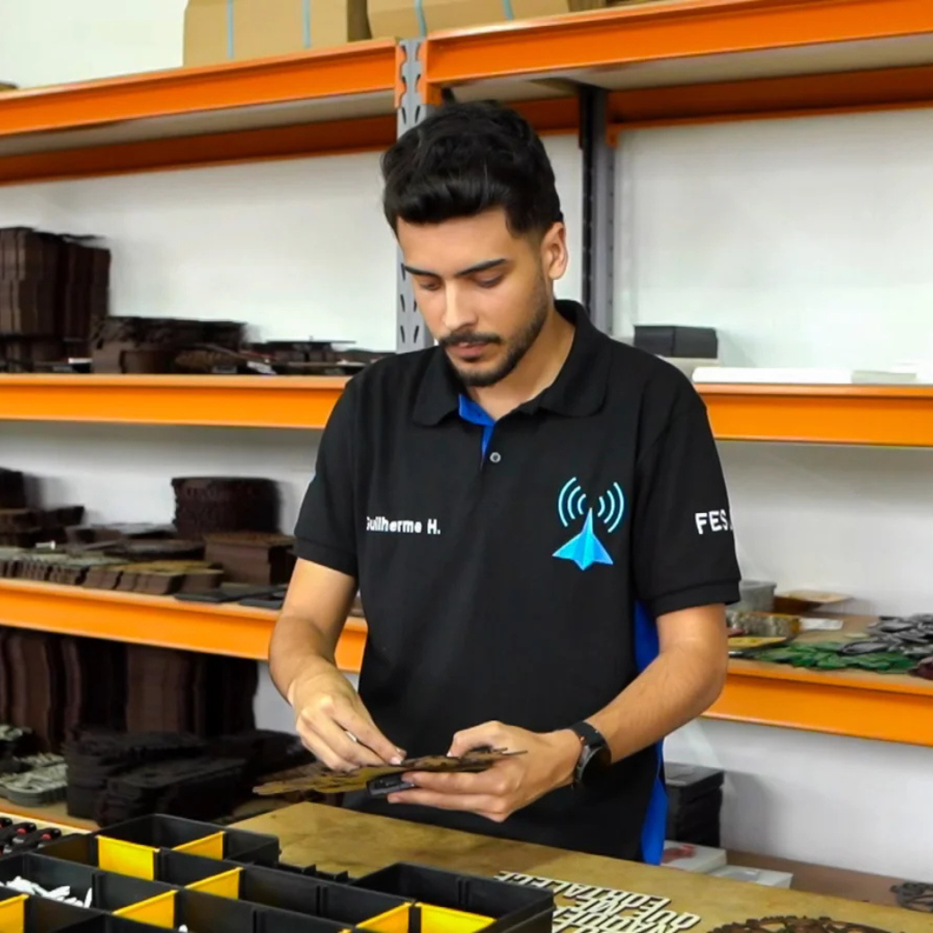 Detalhe de um letreiro 3D com acabamento perfeito, produzido pela Forthlux.