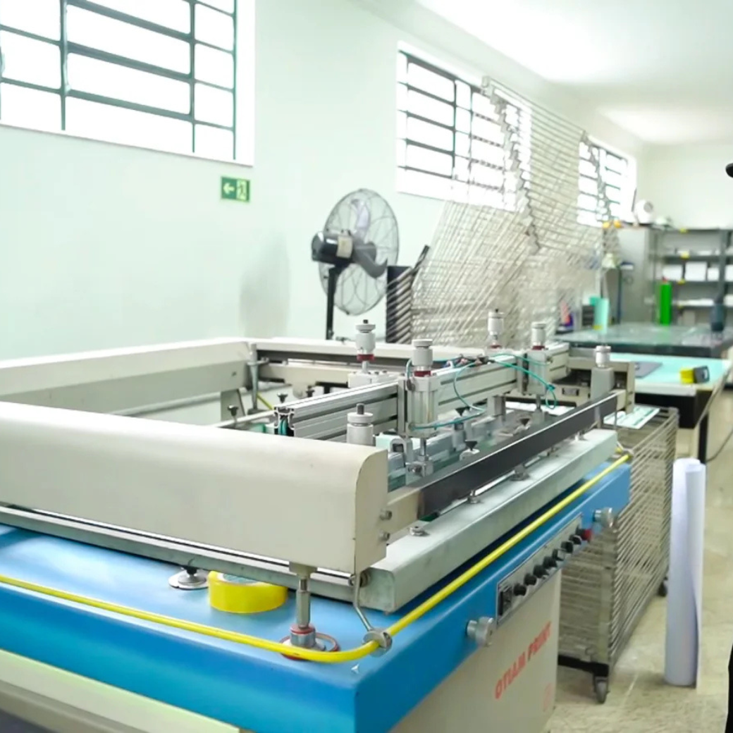 Interior da fábrica da Forthlux com maquinário de comunicação visual de ponta.