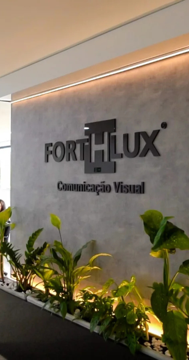 Equipe da Forthlux trabalhando em projeto de comunicação visual em Cotia.
