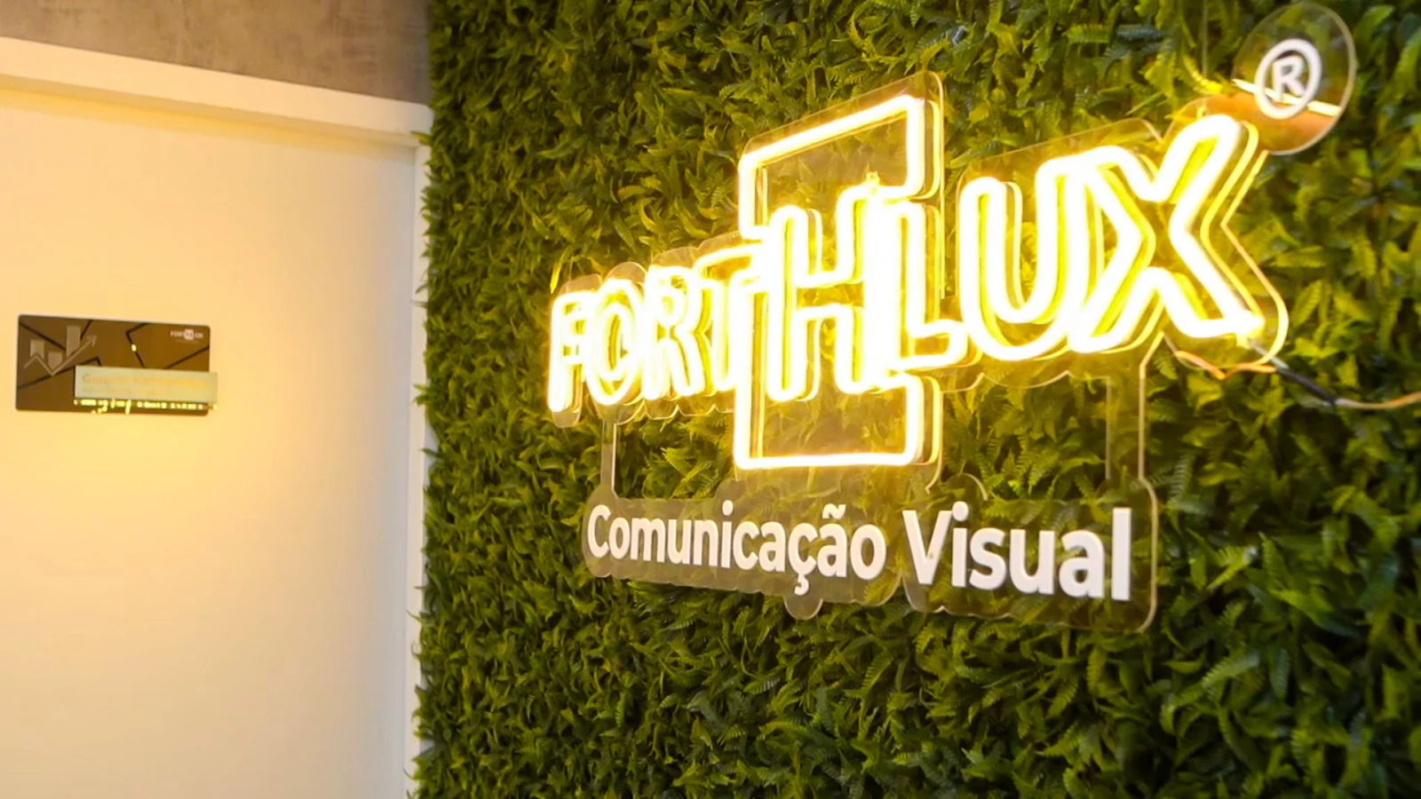 Forthlux Comunicação Visual em Itaquaquecetuba — Fachada com letreiro luminoso