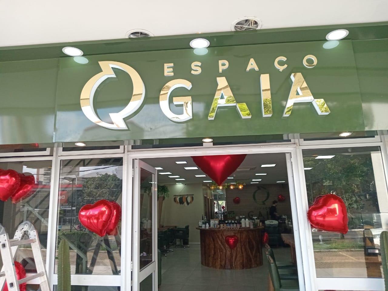 Fachada em ACM com Letras Caixa em Aço Inox Dourado - Espaço Gaia