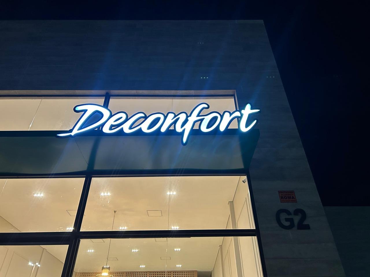 Letras Luminosas em Acrílico e LED - Deconfort e Vangard